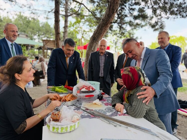 Ak Parti Heyetinden Gölpark’ta Vatandaşlarla Sohbet 16015
