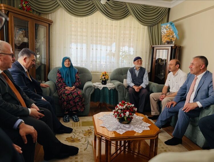 Ak Parti Heyetinden Şehit Ailesine Ziyaret 15991