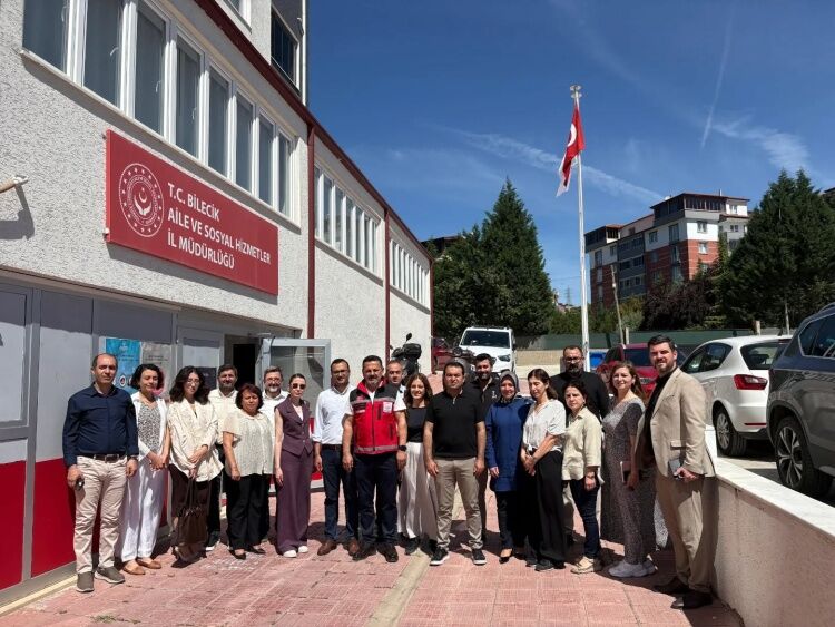 Bi̇leci̇k Ai̇le Ve Sosyal Hi̇zmetler İl Müdürlüğünde Aylik Değerlendi̇rme Toplantisi 15984