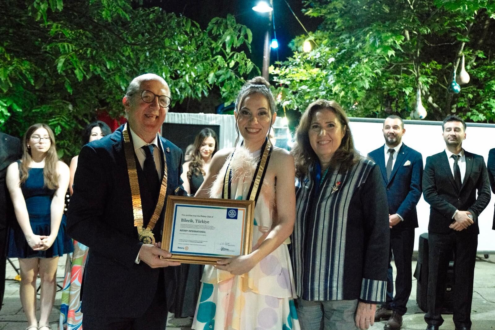 Bi̇leci̇k Rotary Kulübü Görkemli̇ Baloyla Kuruldu 15806
