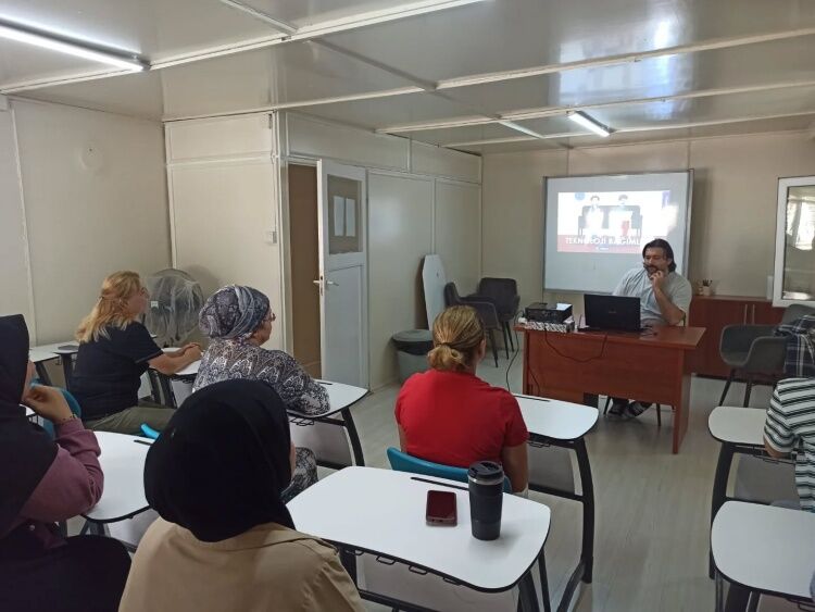 Bi̇leci̇k’te Adem Hi̇zmet Alanlarina “Bağimlilik” Eği̇ti̇mi̇ Veri̇ldi̇ 15982