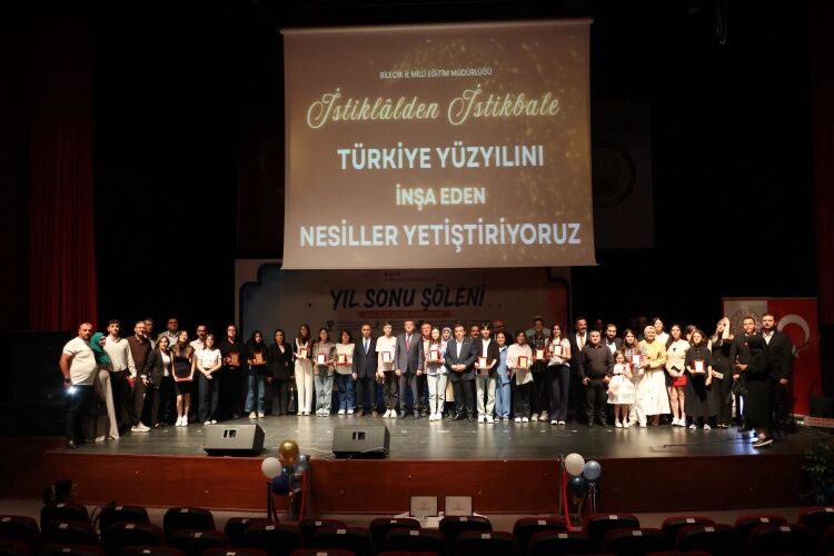 Bilecik’te Eğitim Başarı Ödülleri Coşkusu 16321
