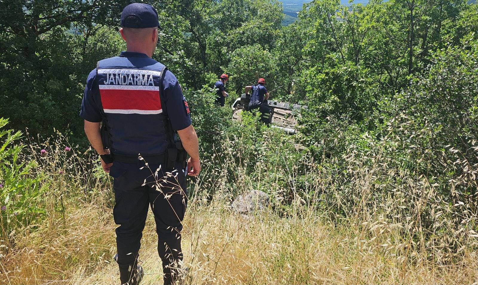 Bilecikte Otomobil Ormanlık Alana Uçtu 16500