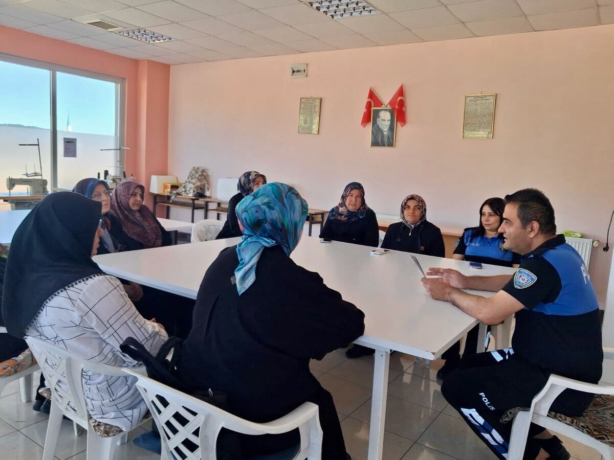 Bozüyük’te Poli̇s Eki̇pleri̇nden Kur’an Kursunda Bi̇lgi̇lendi̇rme Çalişmasi 15972