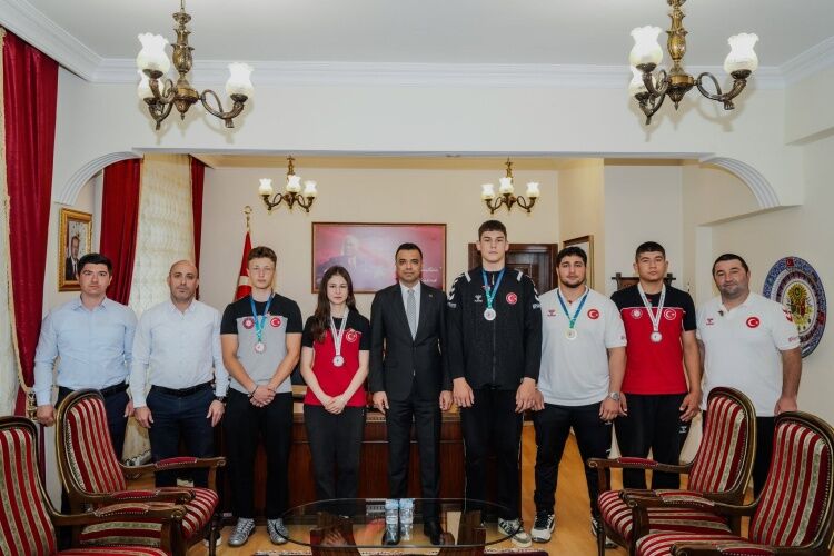 Derece Yapan Sporculardan Kaymakama Ziyaret 15720