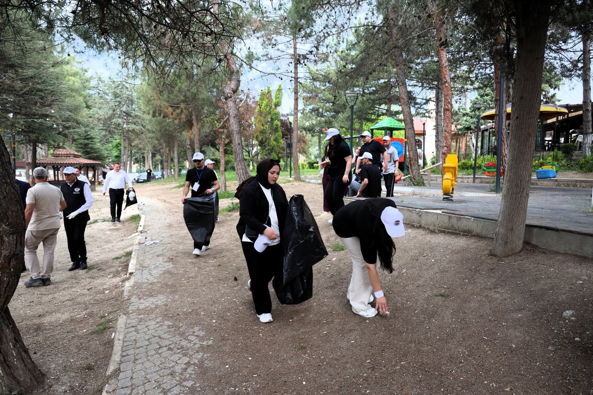 Ertuğrulgazi Türbesi Çevresinde Anlamlı Temizlik Seferberliği 15468