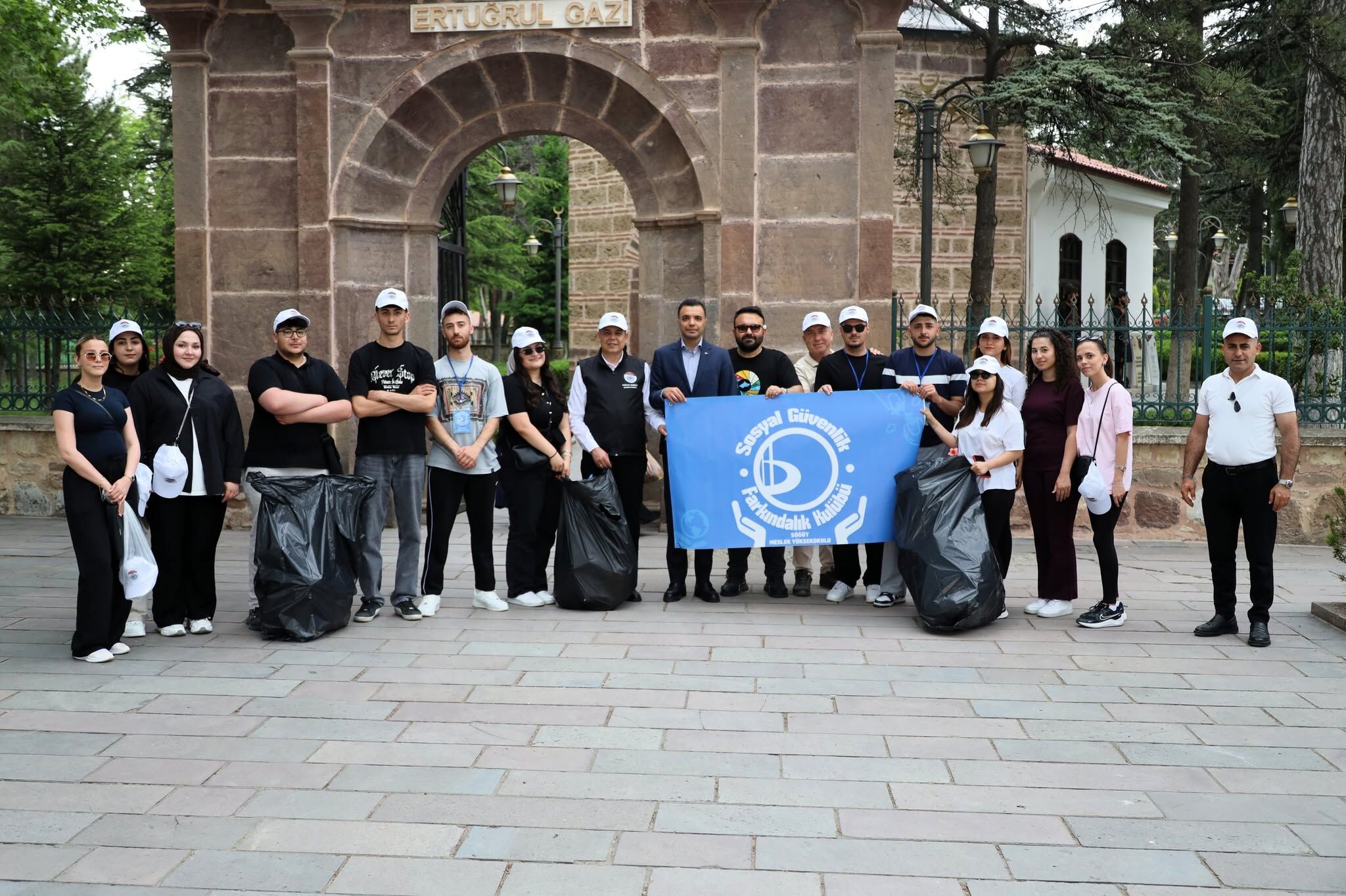 Ertuğrulgazi Türbesi Çevresinde Anlamlı Temizlik Seferberliği 15470