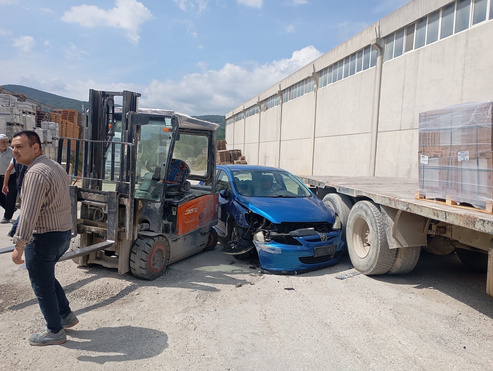 Fabrikanın Yol Işgali Için Cimere Başvurdu 15842