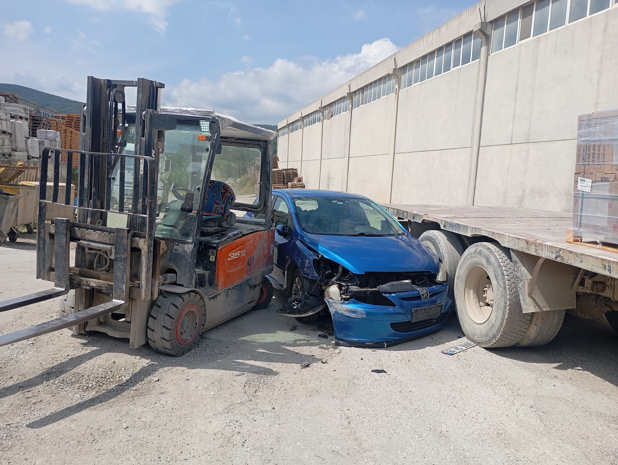 Fabrikanın Yol Işgali Için Cimere Başvurdu 15843