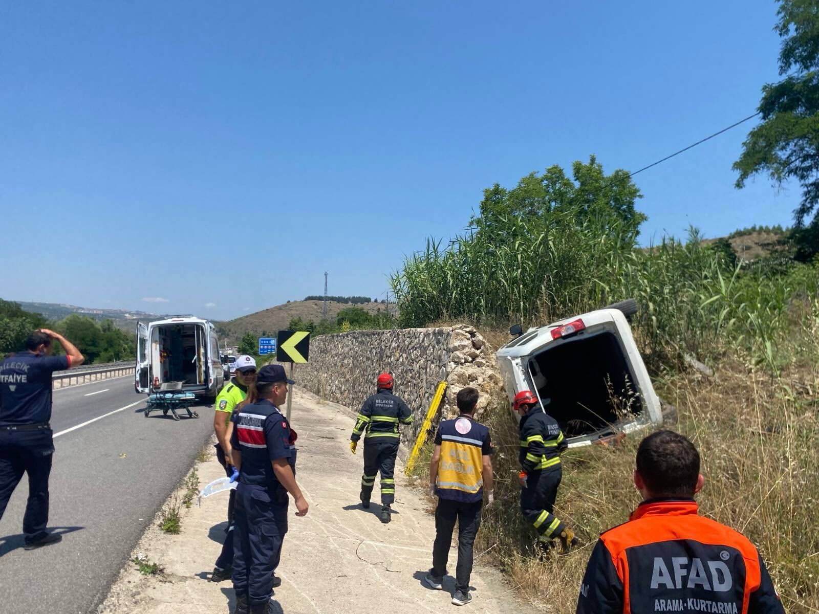 Kamyonet İstinat Duvarına Çarptı 1 Yaralı 16406