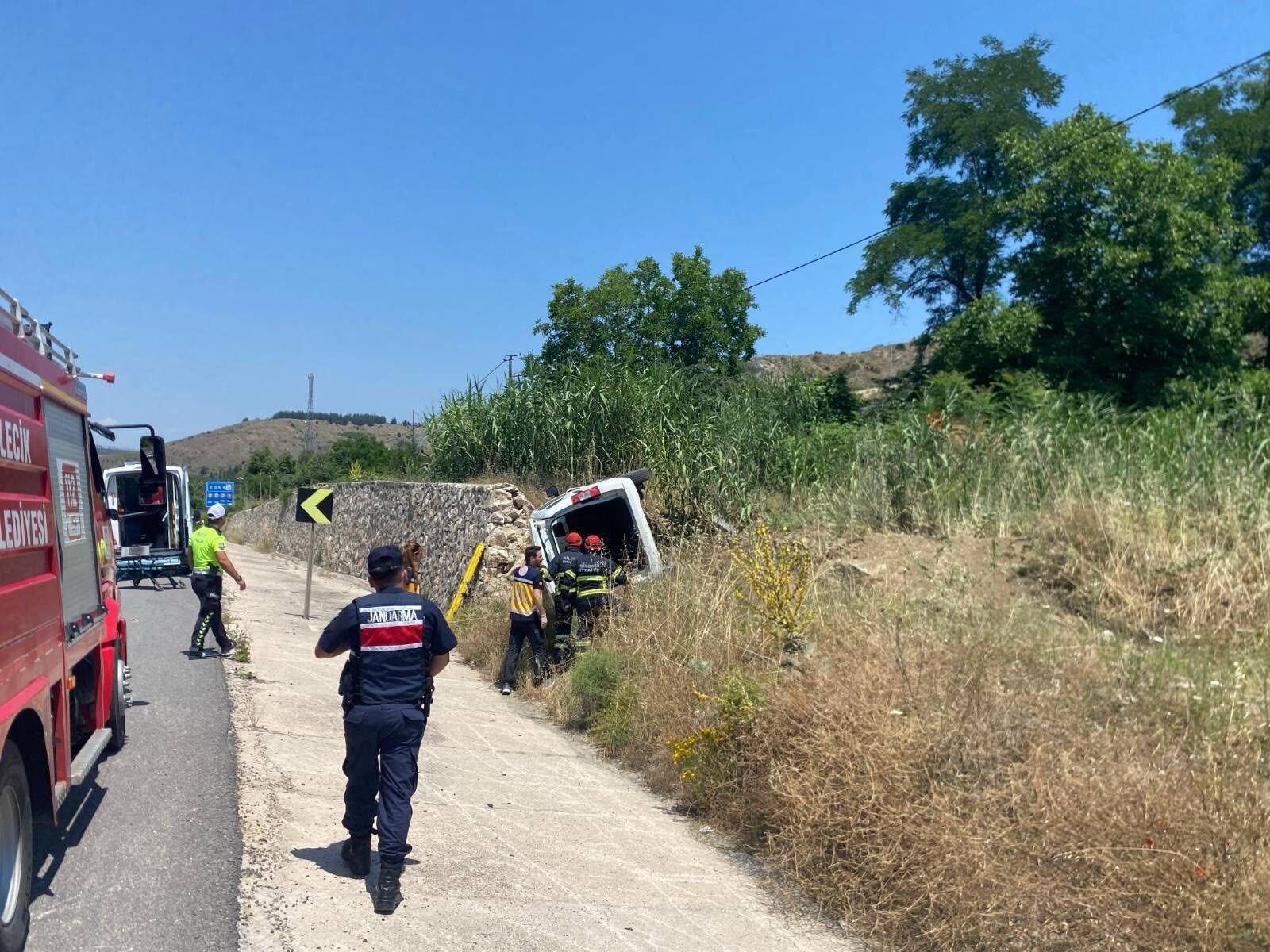 Kamyonet İstinat Duvarına Çarptı 1 Yaralı 16407