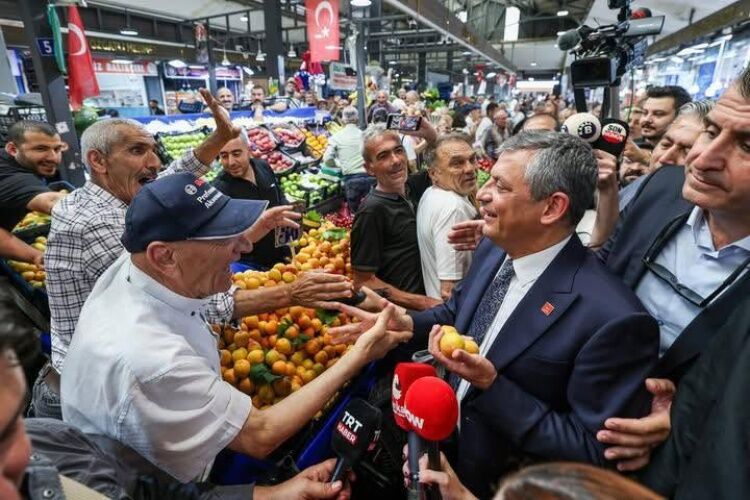 Milletvekili Tüzün’den “Lider Halkın Içinde Olur” Paylaşımı 16148