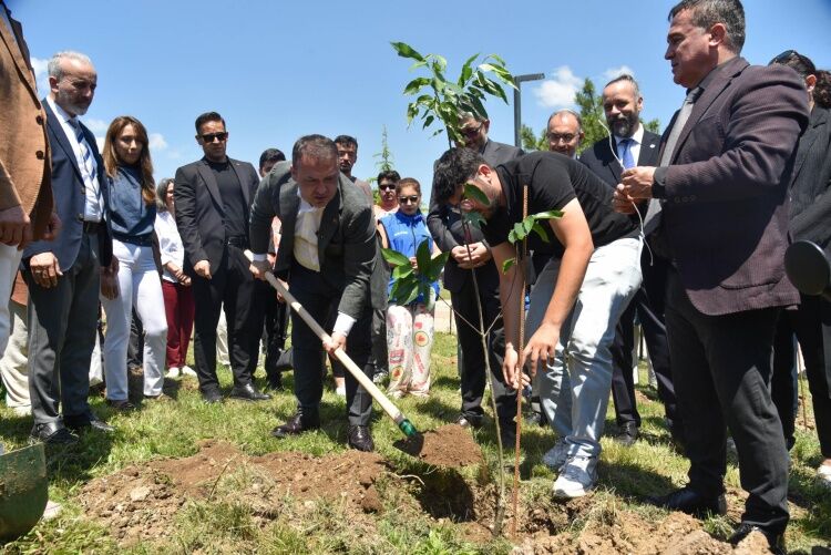 Şeyh Edebali Üniversitesi’nde “Kampüsü Ağaçlandırıyoruz” Etkinliği 15678