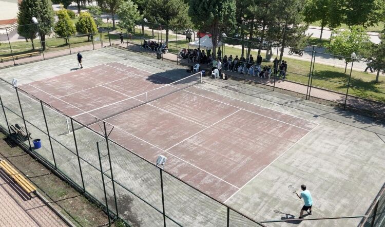 Şeyh Edebali Üniversitesi’nde Tenis Turnuvası Düzenlendi 15682