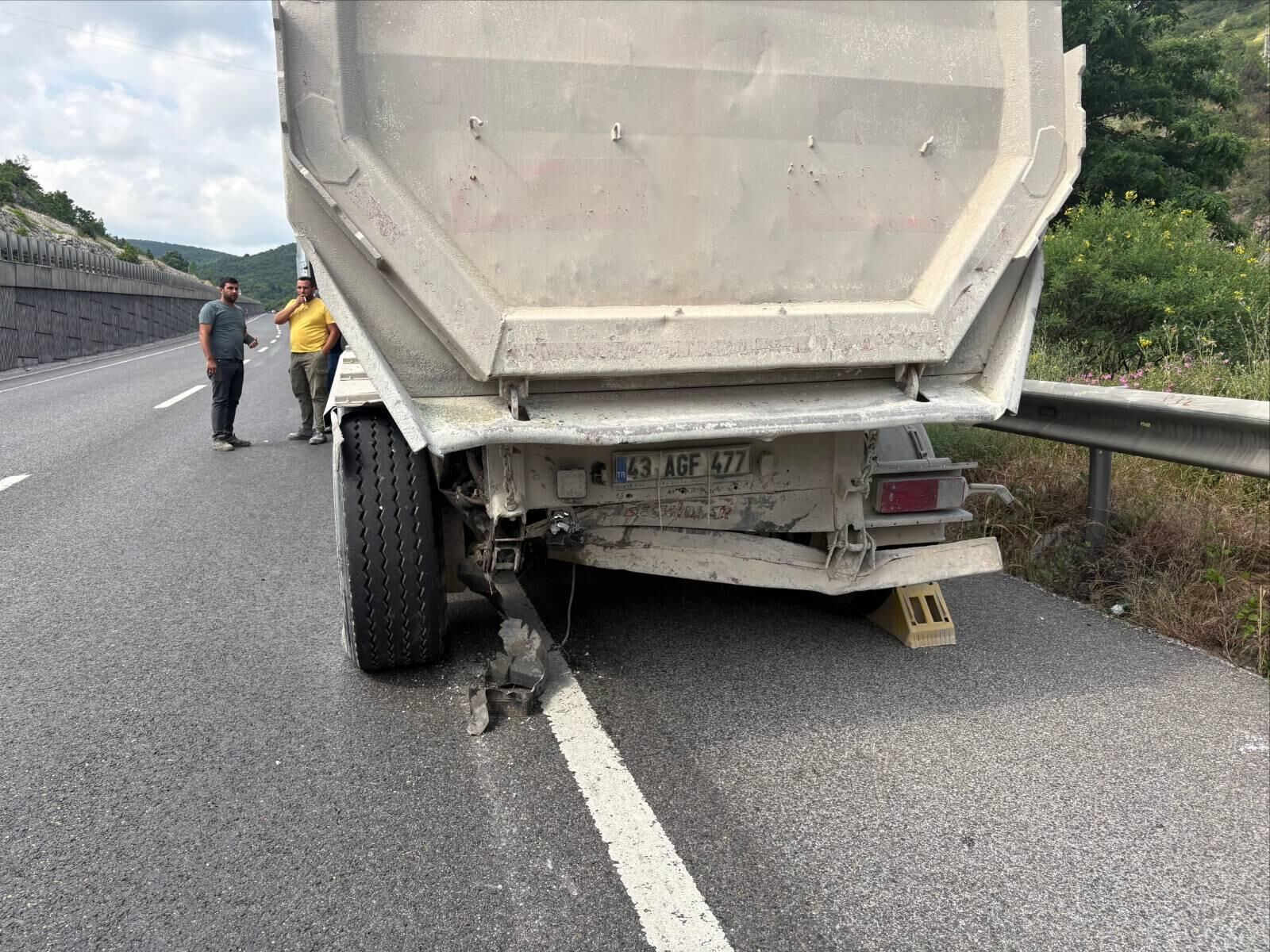 Tir İle Otomobi̇l Çarpişti 2 Yarali 15815