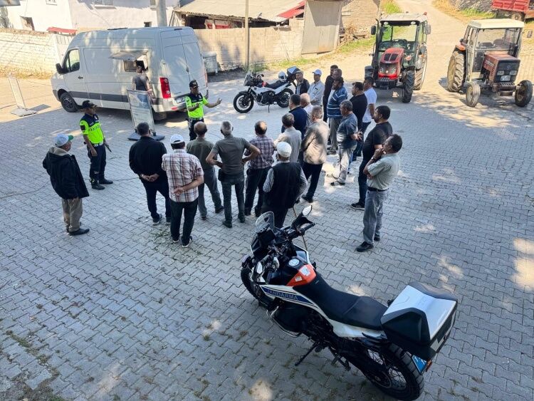 Traktör Sürücülerine Trafik Güvenliği Eğitimi Verildi 15676