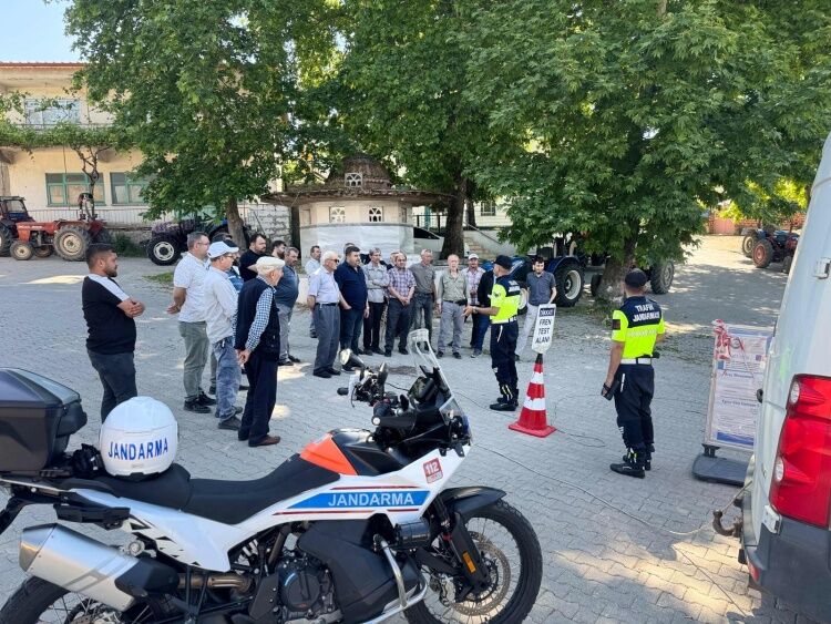 Traktör Sürücülerine Trafik Güvenliği Eğitimi Verildi 15677