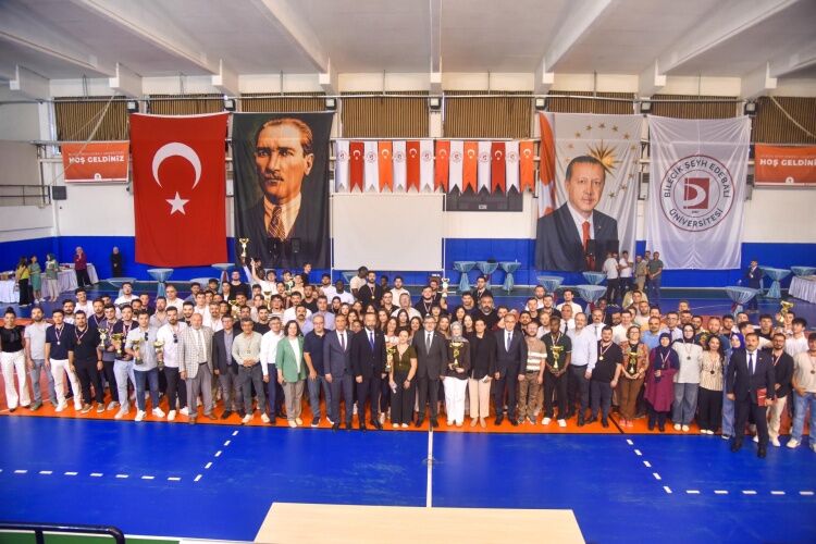 Üni̇versi̇tede Bahar Spor Şöleni̇ne Ödül Töreni̇yle Taçlandi 15978
