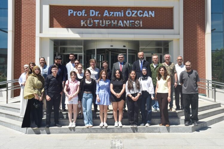 Üni̇versi̇tede “Kampüste Yaşam” Sergi̇si̇ Sanatseverlerle Buluştu 15980