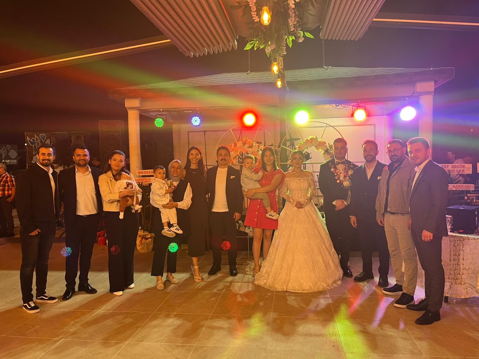 Zengin Ailesinin Mutlu Günü 15504