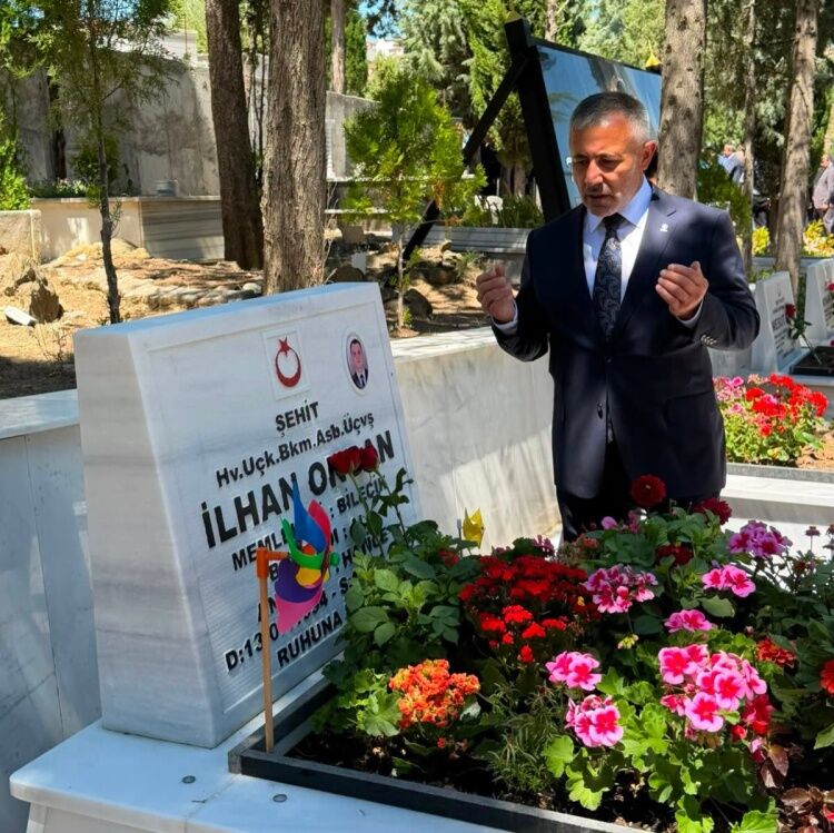 Başkan Yıldırım’dan 15 Temmuz’da Şehitlik Ziyareti 17209