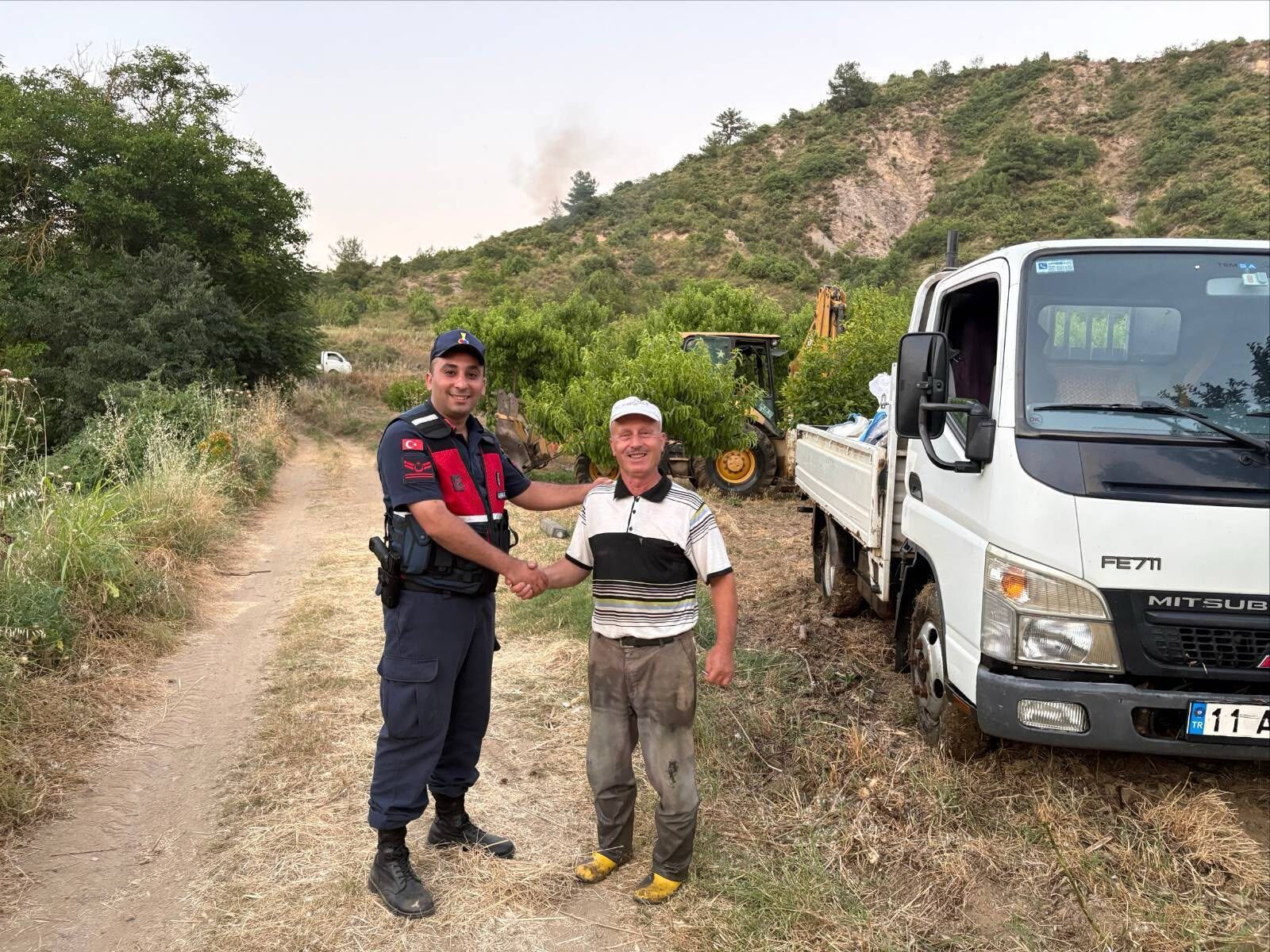 Bilecikte Araç Dereye Saplandı 16650