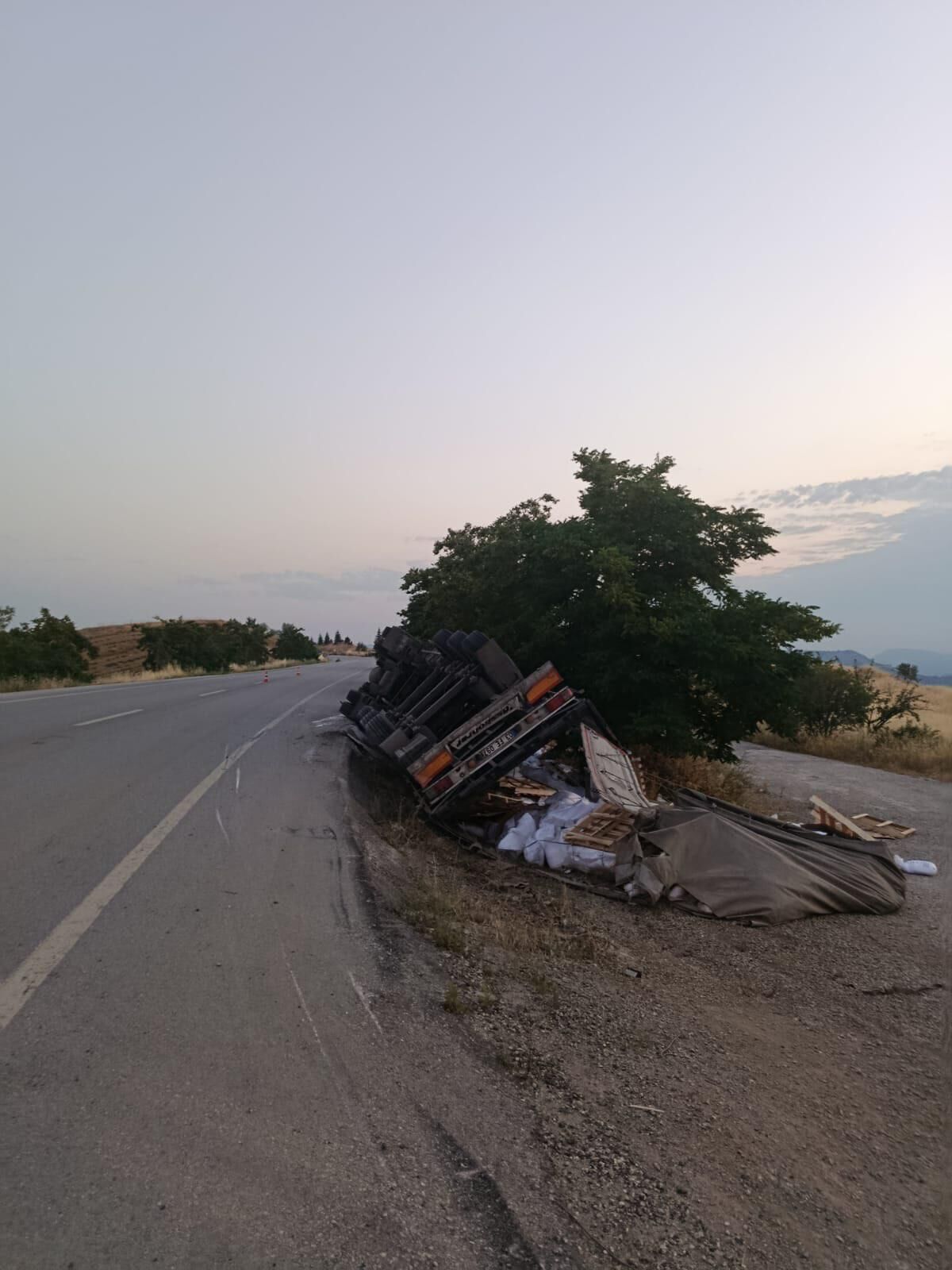 Bilecikte Tır Devrildi 1 Yaralı 16717