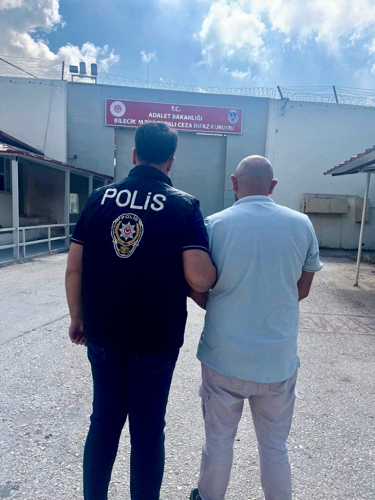 Metruk Binada Kıskıvrak Yakalandı 17114