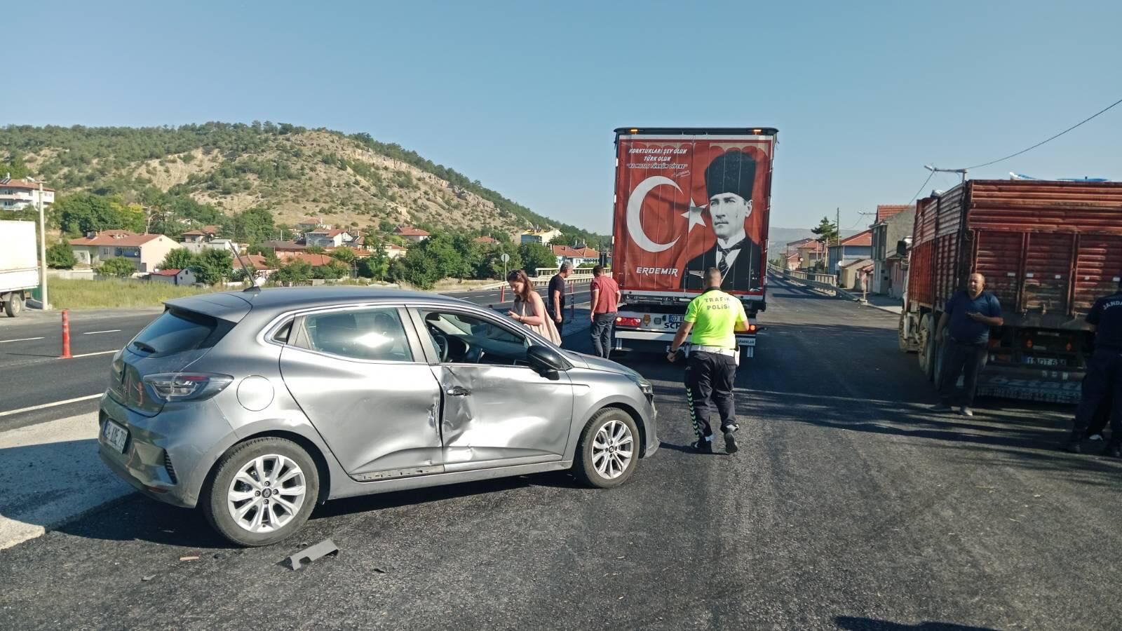 Otomobil Kamyonete Çarptı 1 Yaralı 17565