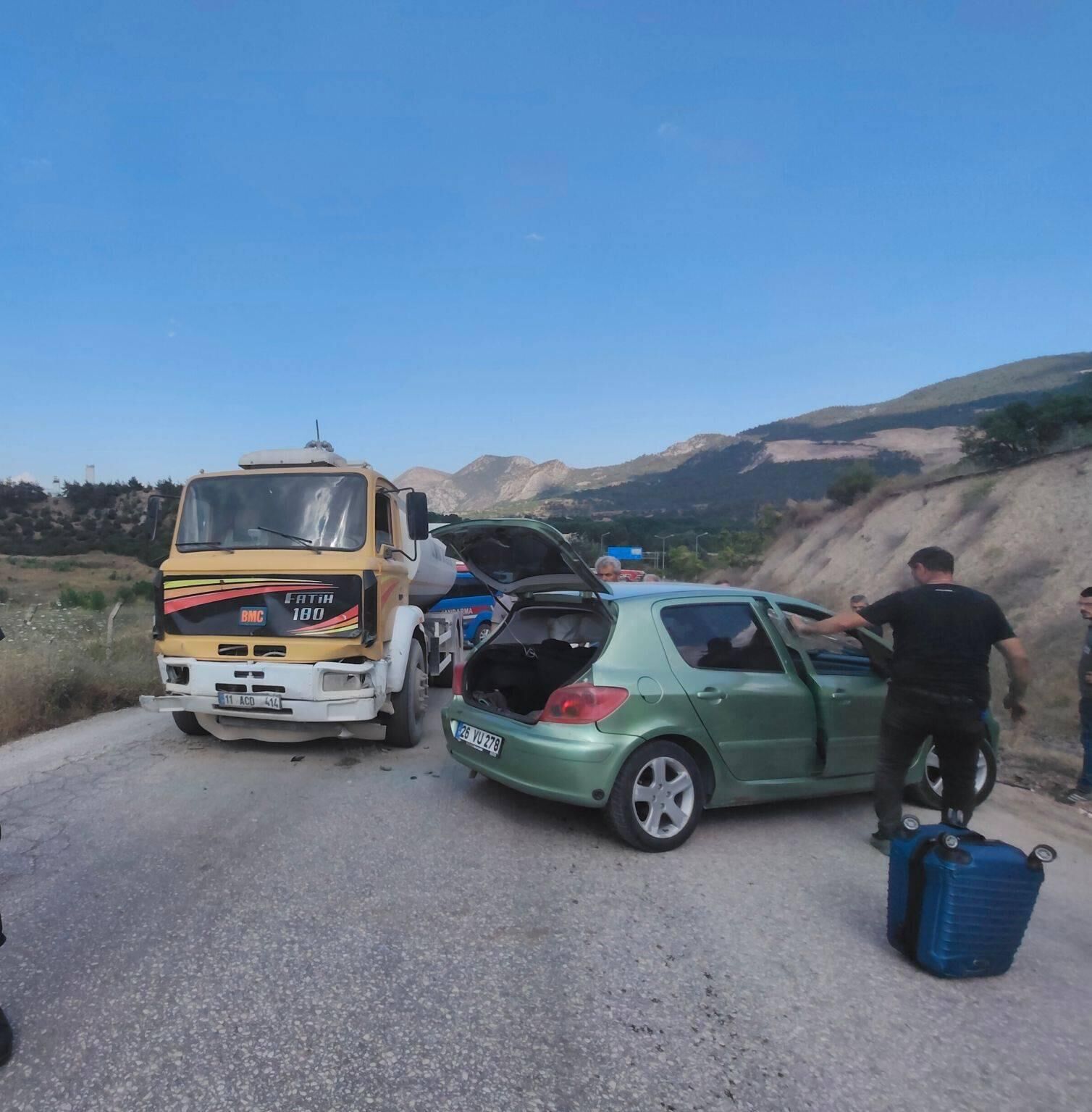 Otomobil Su Tankerine Çarptı 1 Yaralı 16774