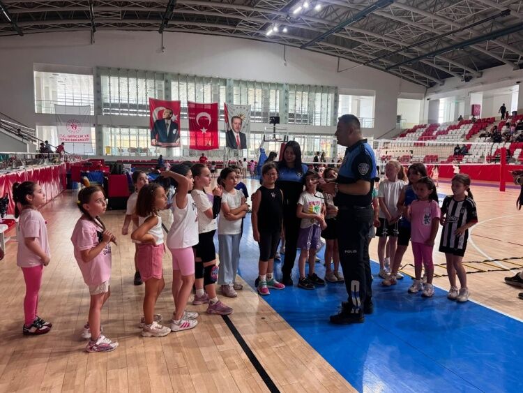 Sporla Büyüyen Çocuklara Polislerden Güven Eğitimi 17474