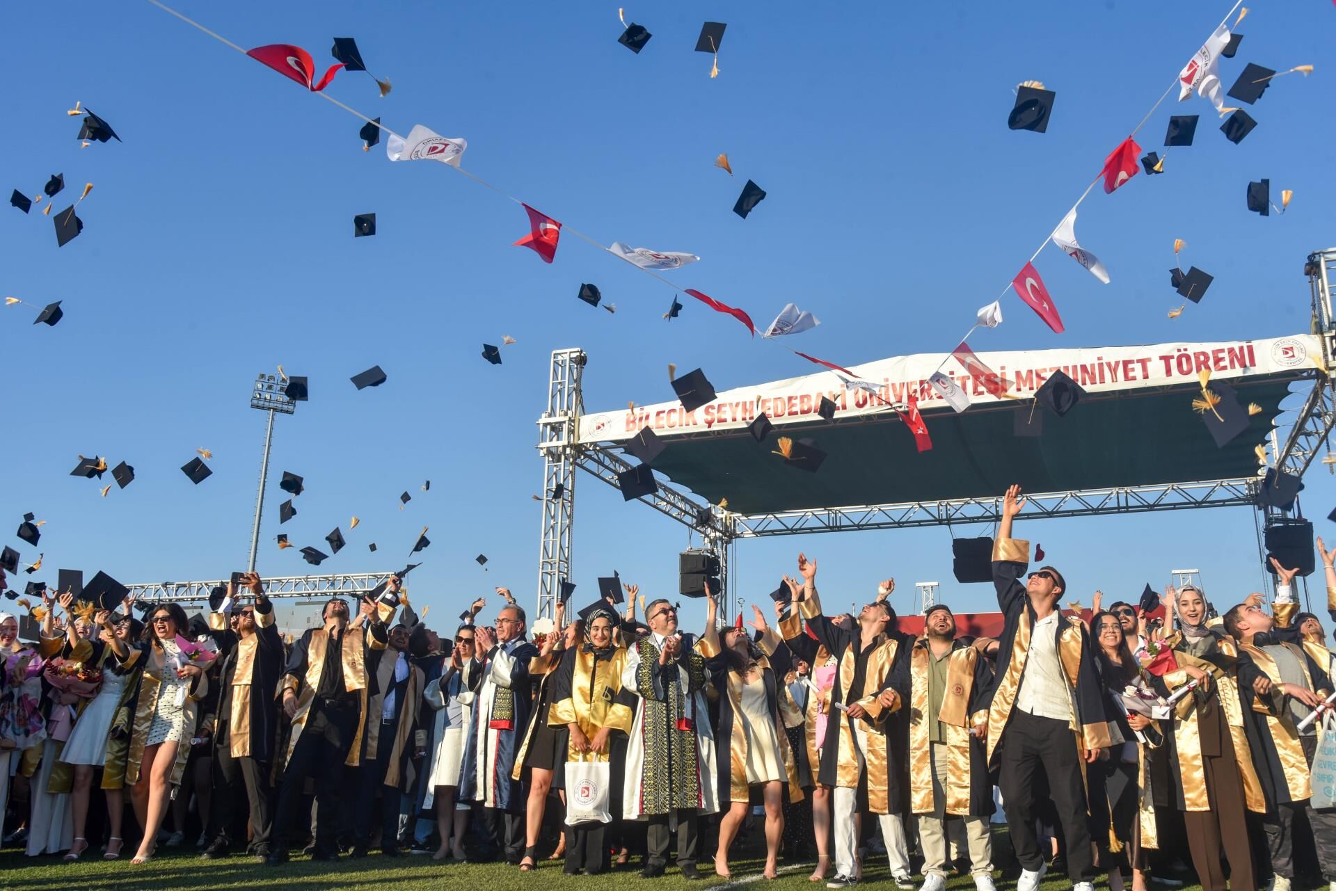 Üniversitede Mezuniyet Coşkusu 16658