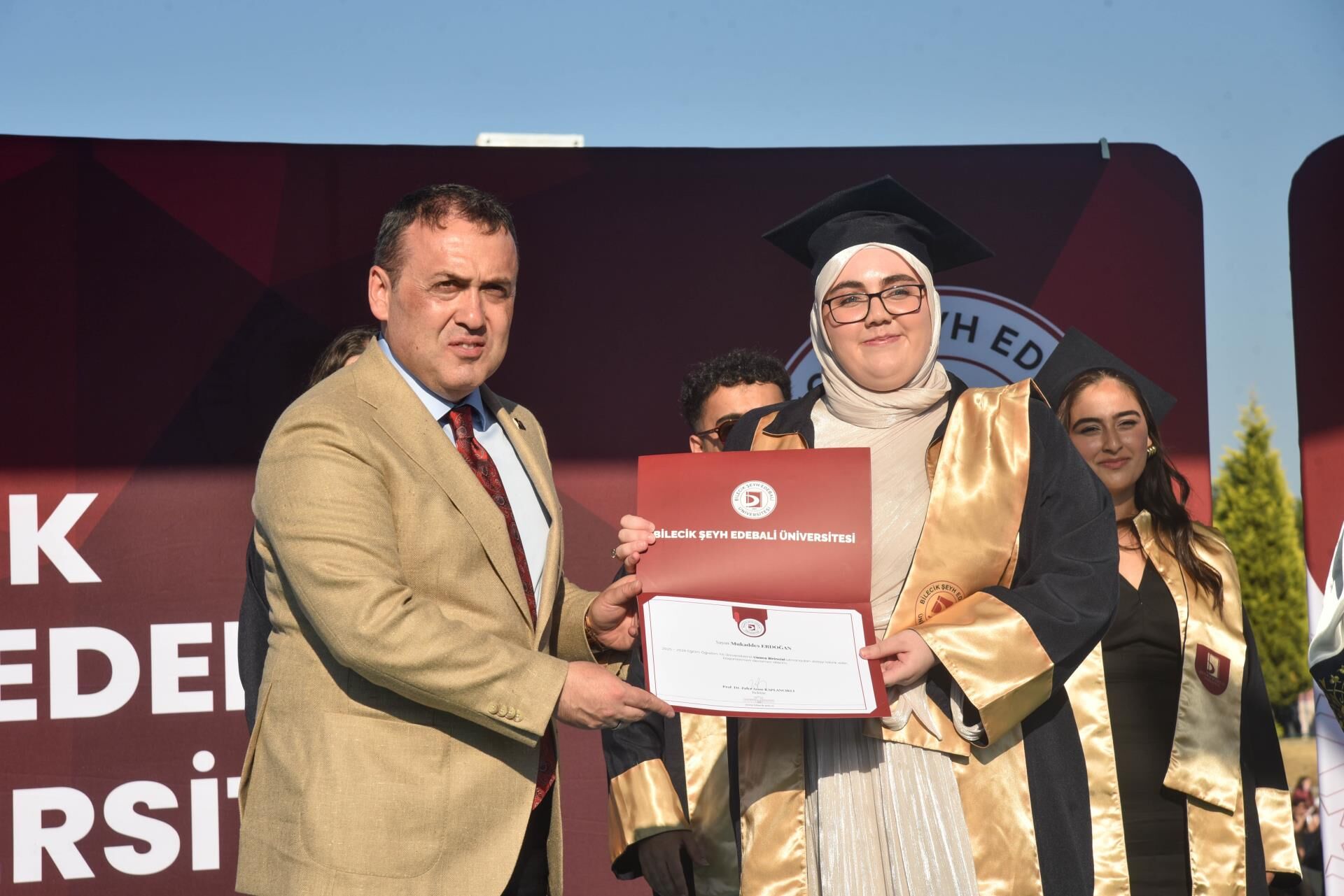 Üniversitede Mezuniyet Coşkusu 16659