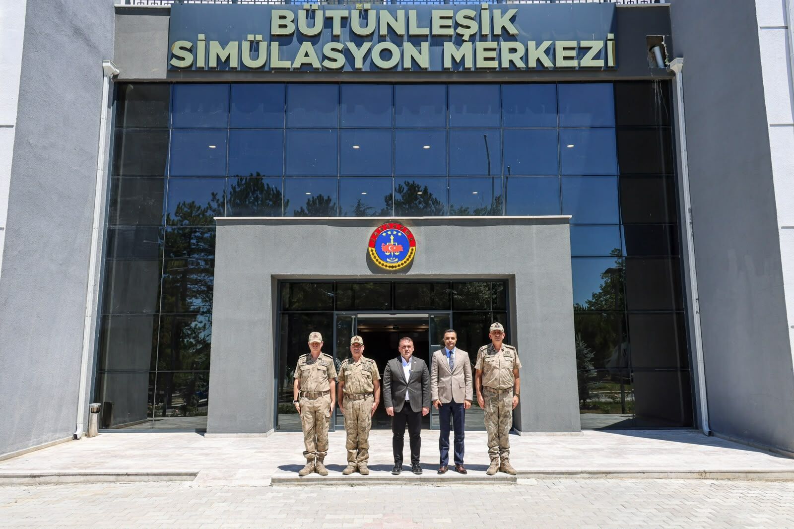 Vali Sözerden Dev Eğitim Üssüne Ziyaret 17272
