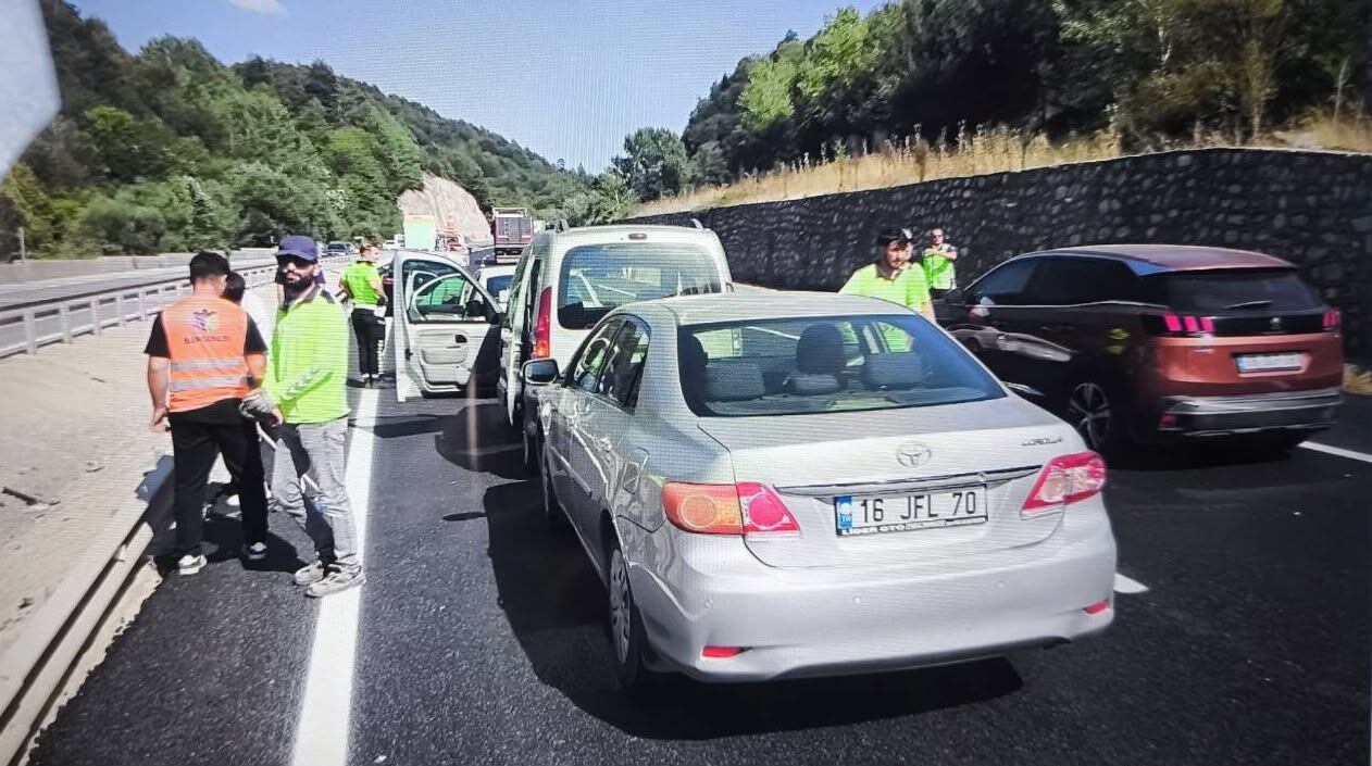 4 Araçlı Zincirleme Kaza 1 Yaralı 18080 (1)