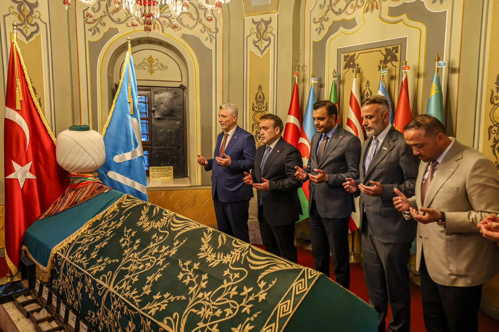 Bakan Bolat, Ertuğrul Gazi Türbesi’ni Ziyaret Etti 18150