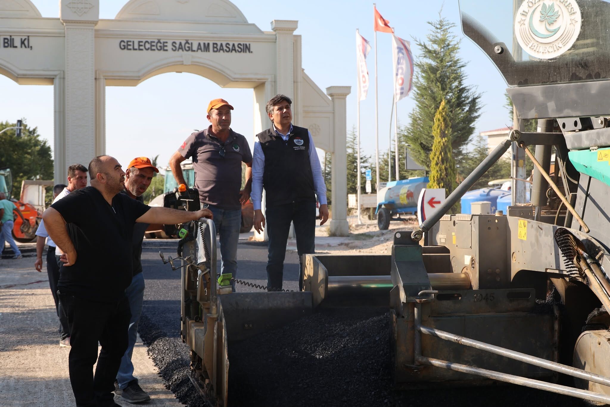 Başkan Talimatı Verdi, Ilk Asfalt Döküldü 18162