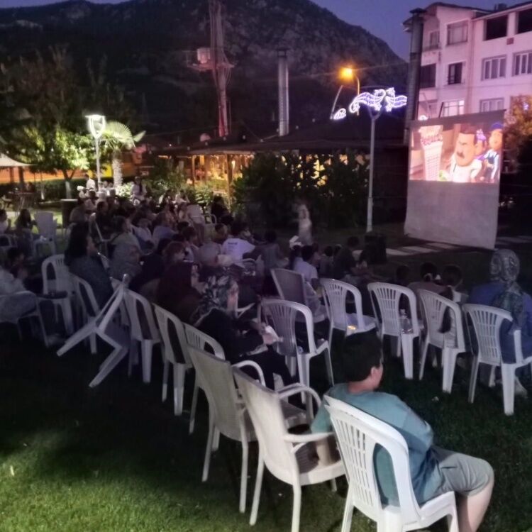 Bayırköyde Film Gecesiyle Yaz Akşamlarına Renk Katıldı 17685