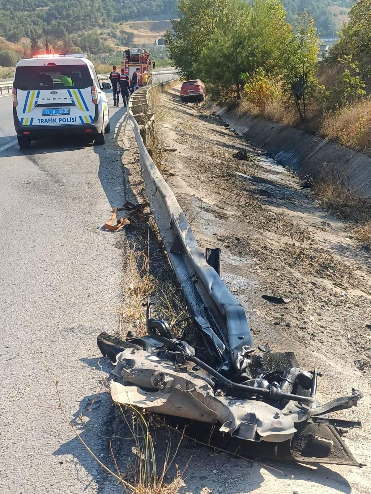 Bilecik’te Otomobil Bankete Düştü 4 Yaralı 18345