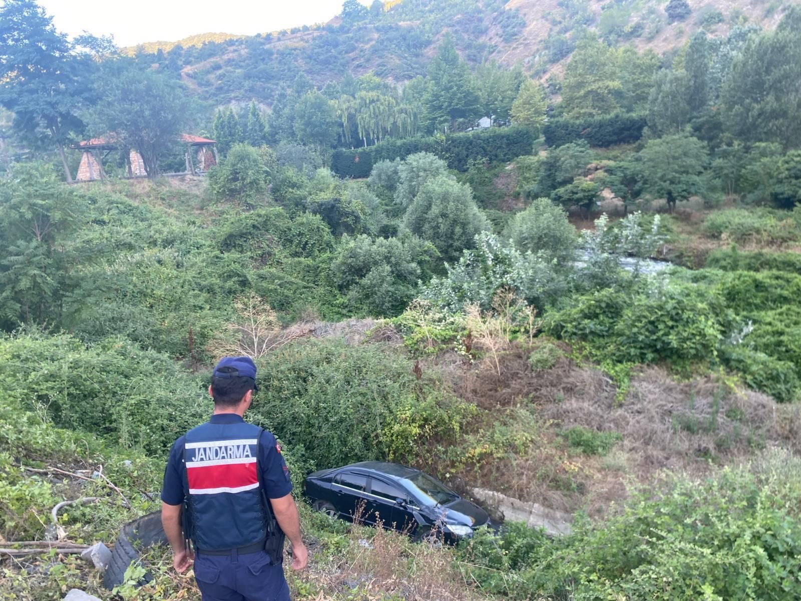 Bilecikte Otomobil Dere Yatağına Düştü 1 Yaralı 17606