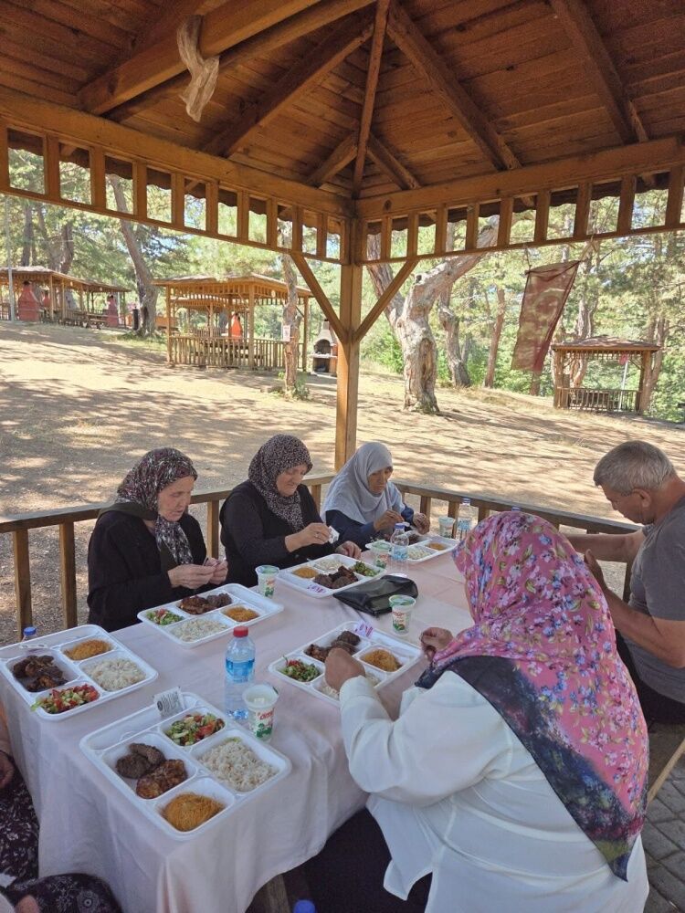 Huzurevi Sakinleri Küçükelmalı’da Doğayla Buluştu 17989