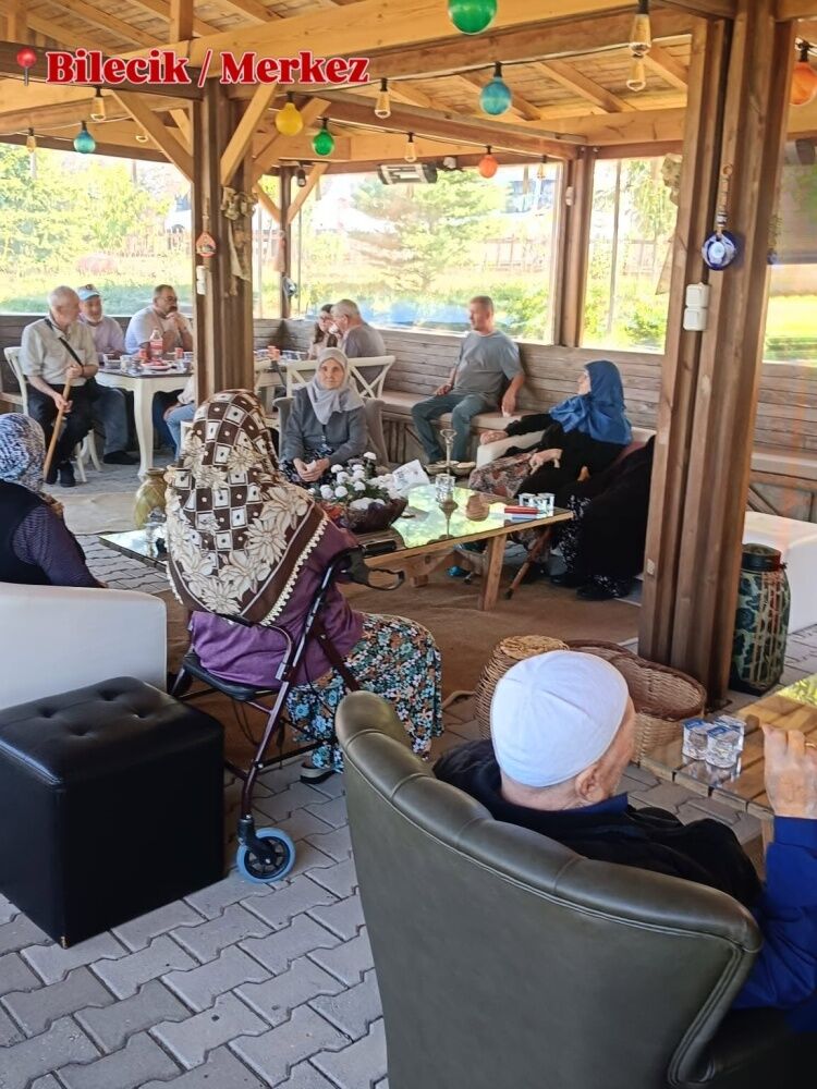 Huzurevi Sakinleri Lavanta Bahçesi’nde Keyifli Bir Gün Geçirdi 18065
