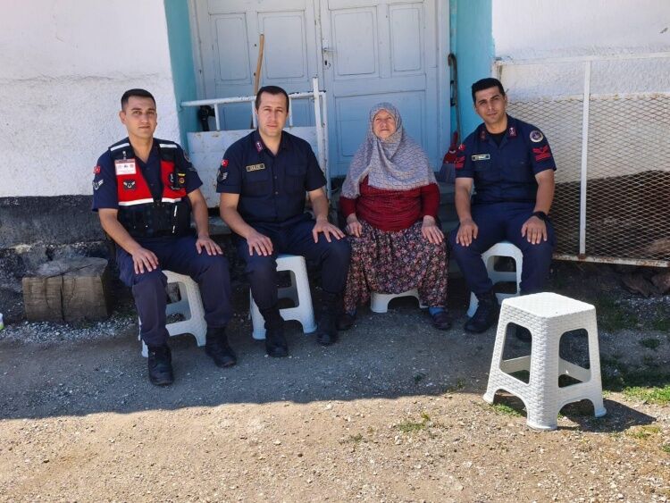 Jandarmadan Şehit Eşine Vefa Ziyareti 17571