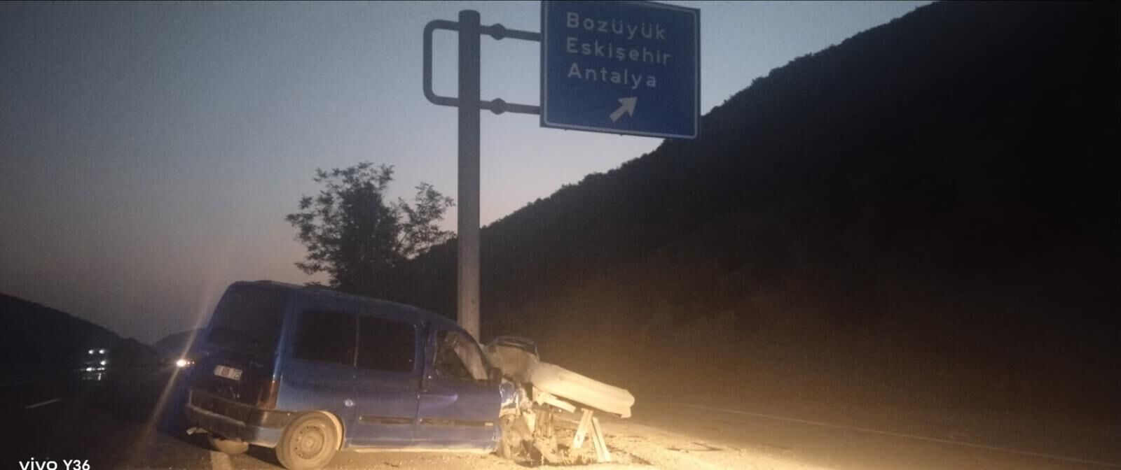 Otomobil Bariyerlere Çarptı 1 Yaralı 18288