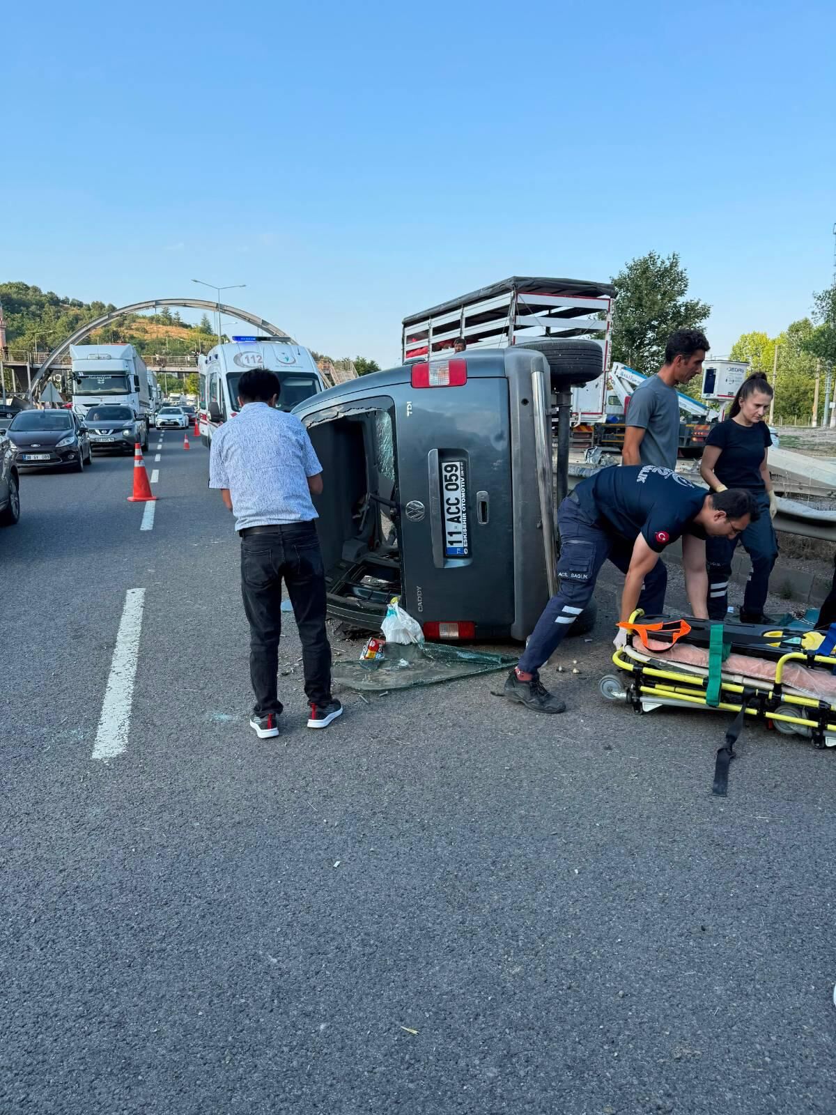 Otomobil Bariyerlere Çarptı 3 Yaralı 18077