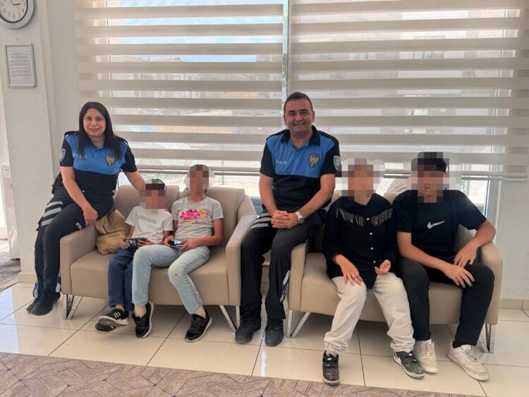 Polislerden Özel Çocuklara Anlamlı Ziyaret 17721