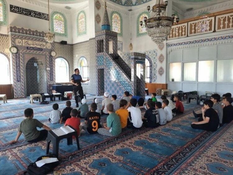Polisten Yaz Kur’an Kursu Öğrencilerine Güvenlik Eğitimi 17602