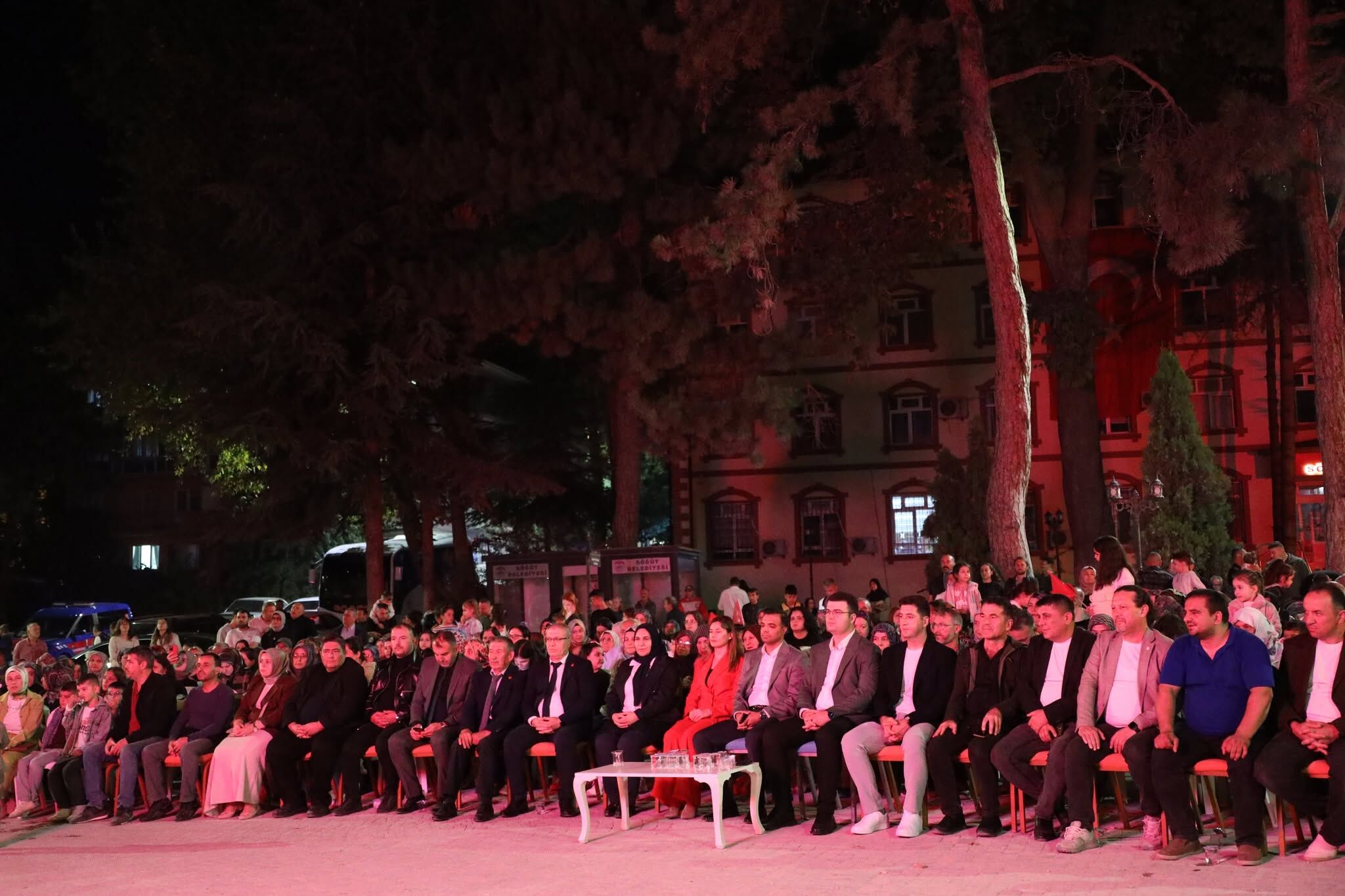 Söğüt Kırmızı Beyaza Büründü 18633