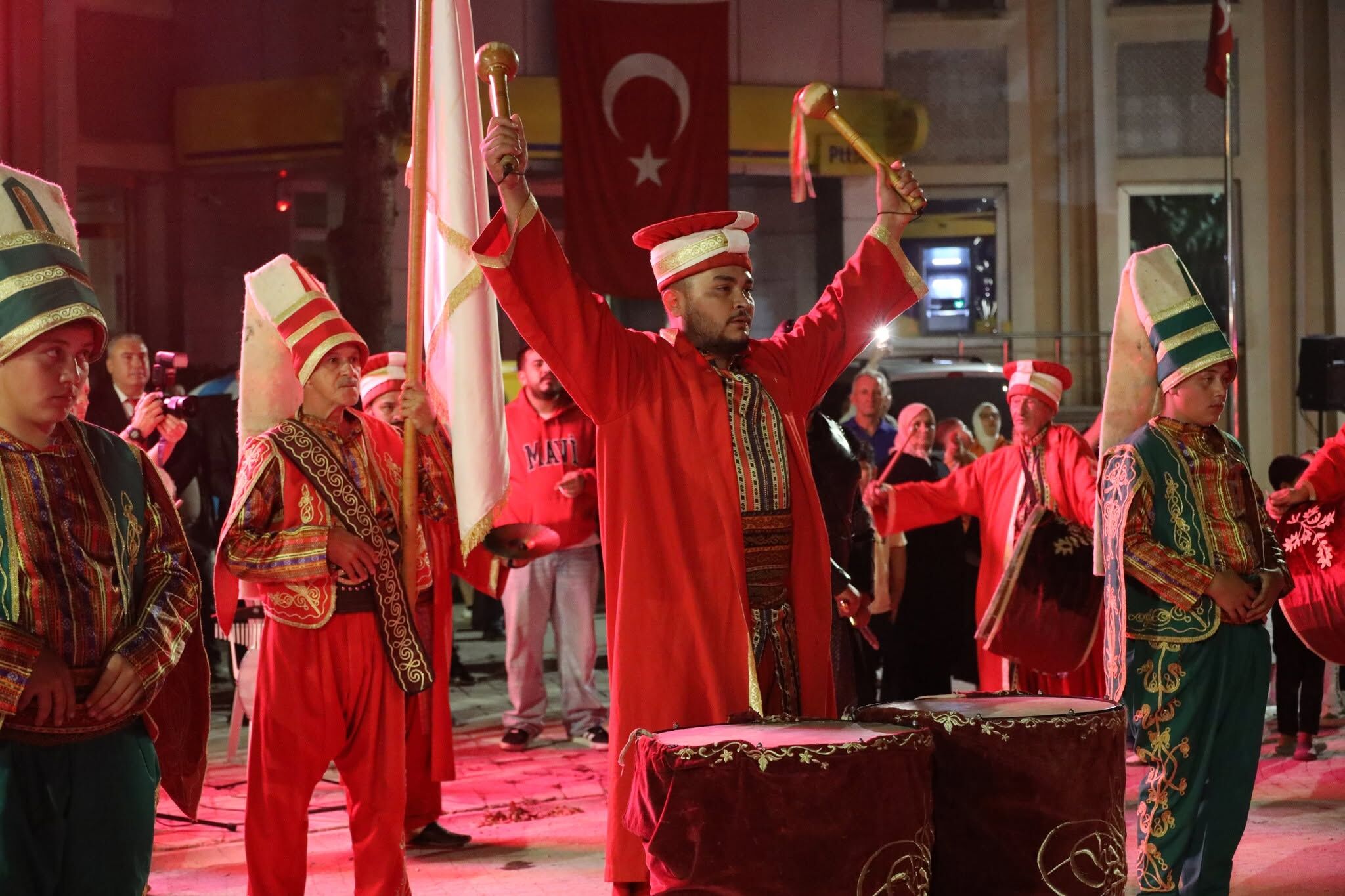 Söğüt Kırmızı Beyaza Büründü 18634