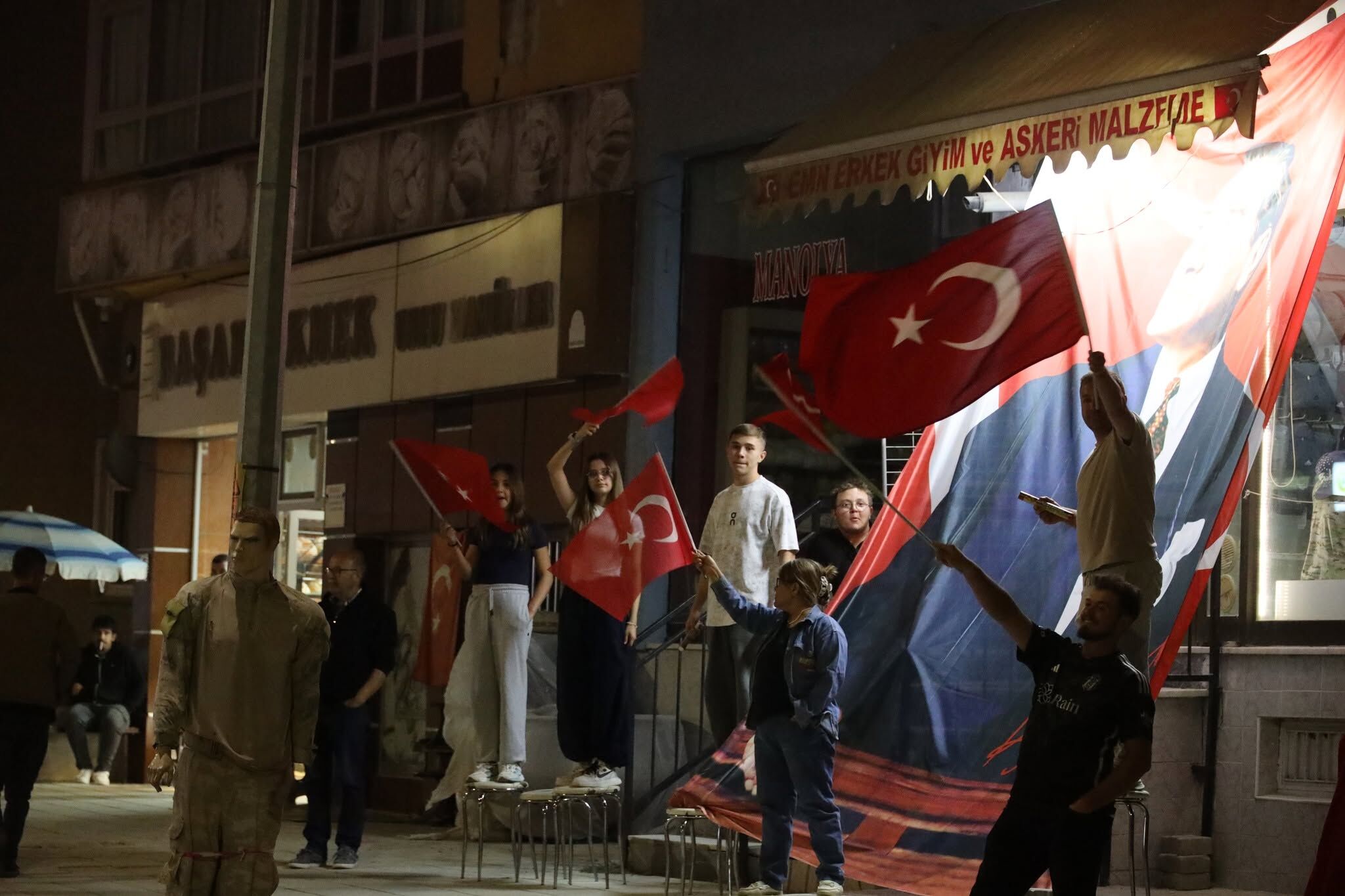 Söğüt Kırmızı Beyaza Büründü 18635
